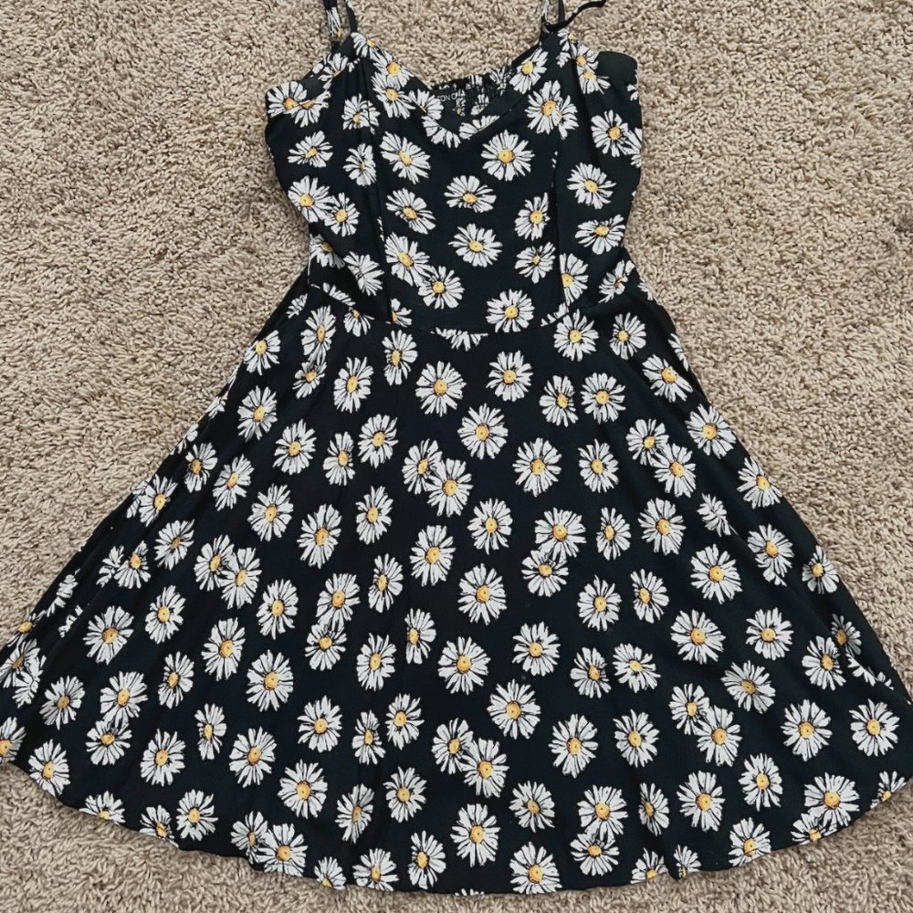 summery dress in daisy print